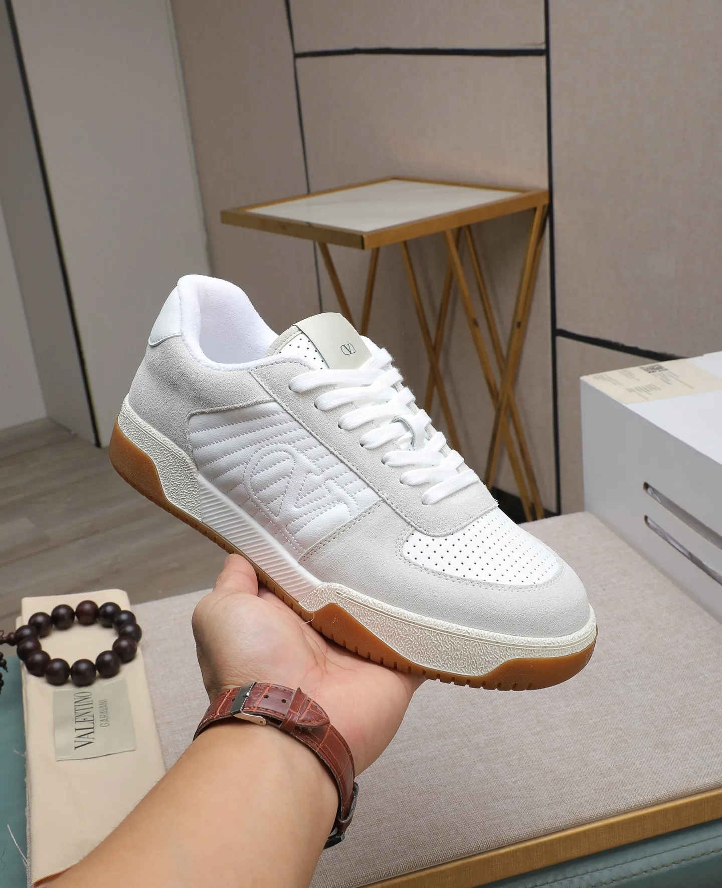 Men's shoes 💰740【Valentino】Couples model, size: Men's model 39-44 (45 customized) Valentino Valentino Couple model Joie de Jouer series Velcro Thick sole Bread shoes Couple model Casual sports shoes White shoes Original purchase and development Production Joie de Jouer series The style is simple but not out of style. The pure white base is paired with fresh green and soft beige, and the unique Velcro design highlights your personality. Every detail tells fashion and quality. Wear it, take a confident step, and start the trend journey. Delivered in exquisite packaging🛍📦 ▪️Material: Original custom imported first-layer cowhide ▪️Inner lining: Original custom made soft sheepskin lining ▪️Outsole: Original open-molded non-slip TPU material ▪️Sole thickness: 3.5CM